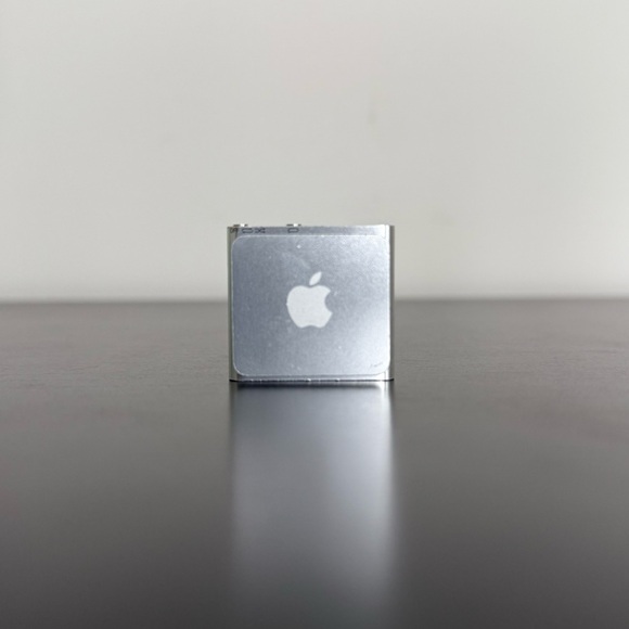 Apple | iPod Shuffle (4th Generation) Silver - 2GB - Picture 3 of 5